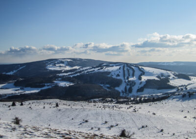 Blick auf den Arnsberg und Kreuzberg vom Himmeldunkberg