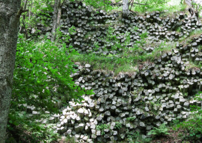 Wand mit Basaltsteinprismen am Gangolfsberg