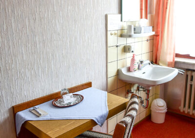 Einfaches Pilgerzimmer mit Waschbecken