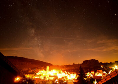 Sternenhimmel über dem Dorf